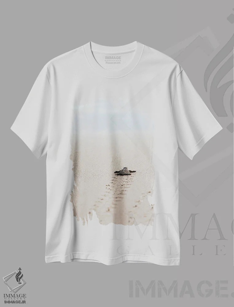 تیشرت سفید طرح دار لاک پشت کوچک، تزئینی اثر هانا پریویت | immage.ir