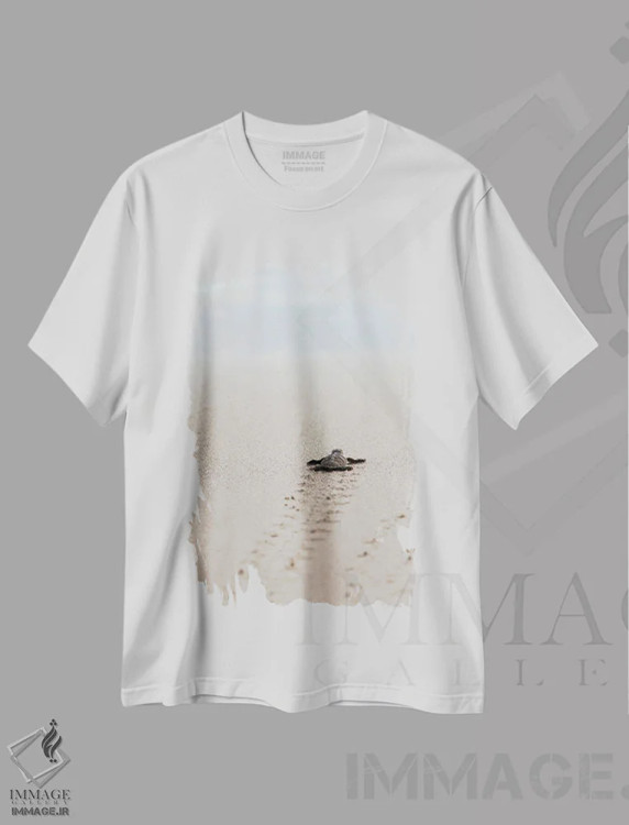 تیشرت سفید طرح دار لاک پشت کوچک، تزئینی اثر هانا پریویت | immage.ir
