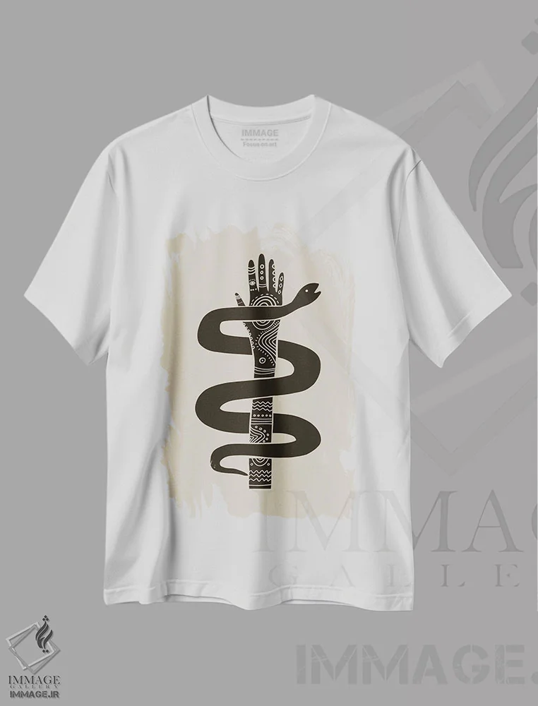 تیشرت سفید طرح دار چاپ قبیله ای دست و مار، دکور آفریقایی اثر آندریا هازه | immage.ir