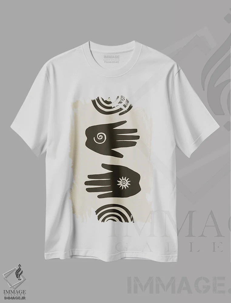 تیشرت سفید طرح دار چاپ دستی دستان مارپیچ، دکور آفریقایی اثر آندریا هازه | فروشگاه ایماژ