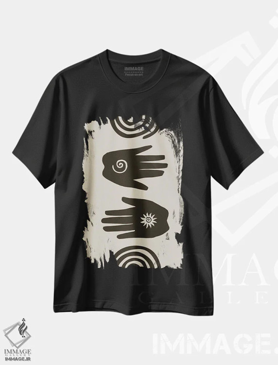 تیشرت مشکی طرح دار چاپ دستی دستان مارپیچ، دکور آفریقایی اثر آندریا هازه | immage.ir