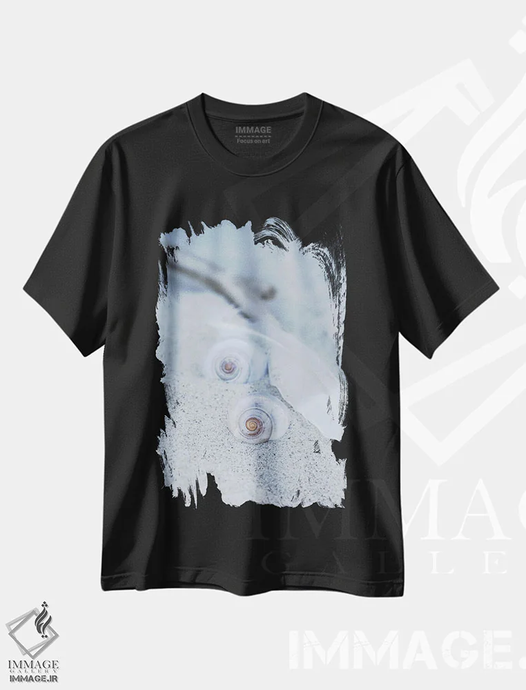 تیشرت مشکی طرح دار ساحل با پر و صدف، مدیوم اثر آندریا هازه | immage.ir