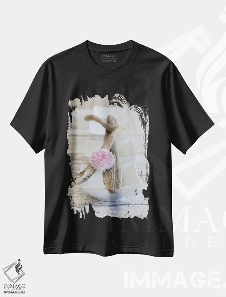 تیشرت مشکی طرح دار گل روی چوب شناور به سبک ذن، مدیوم اثر آندریا هازه | فروشگاه ایماژ