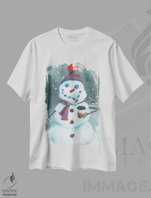تیشرت سفید طرح دار قهوه بیشتر در برف، دکور تعطیلات اثر هالی سیمنتال | immage.ir