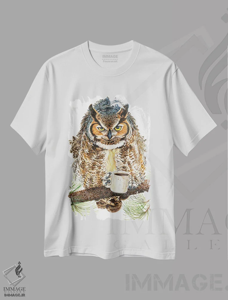 تیشرت سفید طرح دار تمام شب بیدار، دکور کلبه و لژ اثر هالی سیمنتال | immage.ir