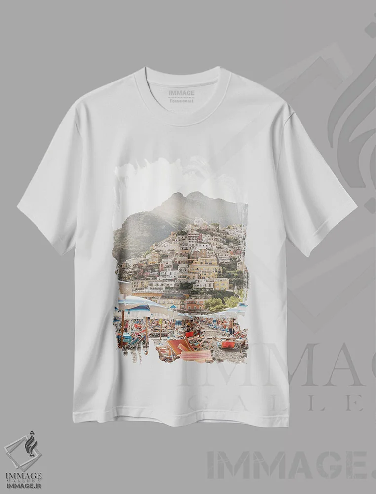 تیشرت سفید طرح دار ساحل پوزیتانو، ساحل آمالفی، ایتالیا، مدیوم اثر هنریکه شنک | immage.ir