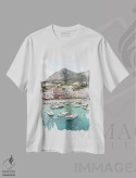 تیشرت سفید طرح دار منظره جزیره کاپری، عکاسی هوایی اثر هنریکه شنک | immage.ir