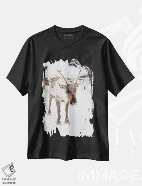 تیشرت مشکی طرح دار گوزن شمالی در لاپلند اسکاندیناوی، مدیوم اثر هنریکه شنک | فروشگاه ایماژ