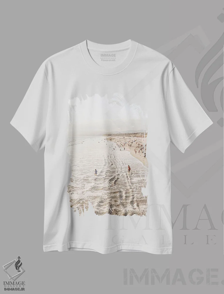 تیشرت سفید طرح دار ساحل سانتا مونیکا، کالیفرنیا، دکور ساحلی اثر هنریکه شنک | immage.ir