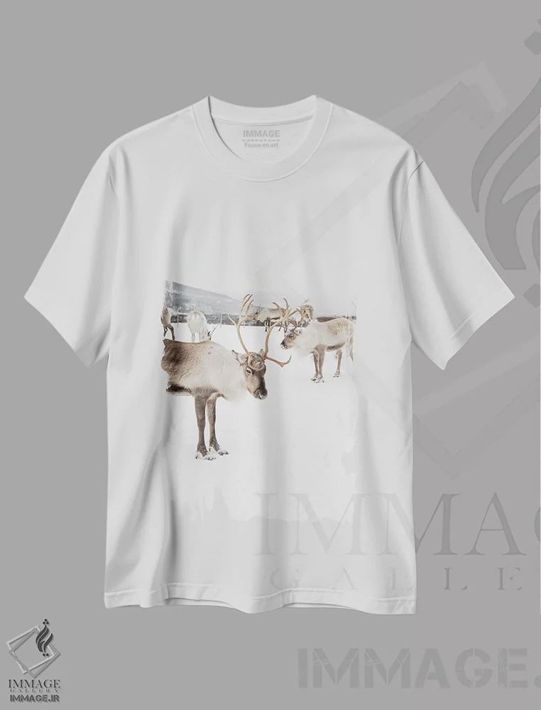 تیشرت سفید طرح دار گوزن های شمالی در نروژ، مدیوم اثر هنریکه شنک | فروشگاه ایماژ