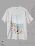 تیشرت سفید طرح دار منظره ساحل آمالفی، مدیوم اثر هنریکه شنک | immage.ir