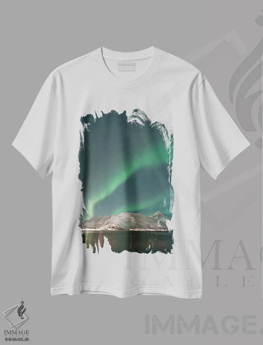 تیشرت سفید طرح دار شفق قطبی در نروژ، مدیوم اثر هنریکه شنک | فروشگاه ایماژ