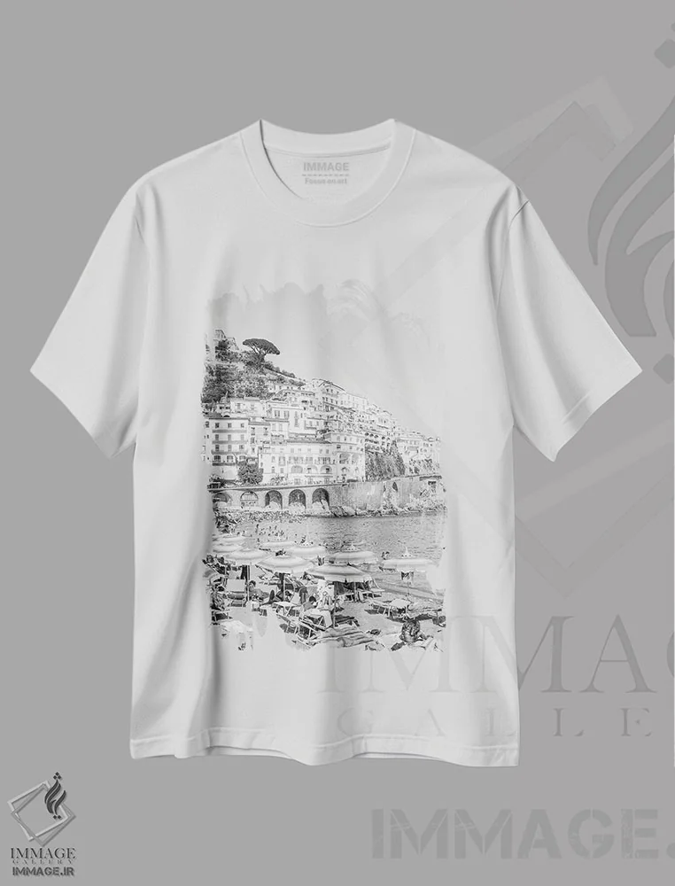 تیشرت سفید طرح دار روز ساحلی آمالفی، عکاسی سیاه و سفید اثر هنریکه شنک | فروشگاه ایماژ
