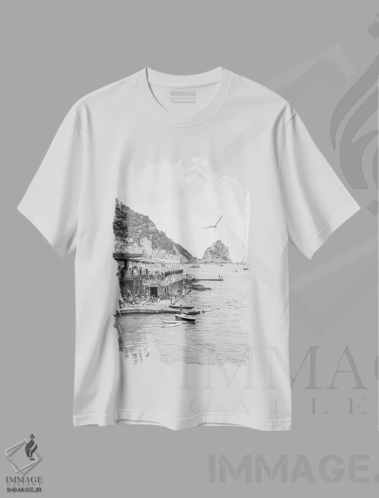 تیشرت سفید طرح دار روز ساحلی کاپری، عکاسی سیاه و سفید اثر هنریکه شنک | فروشگاه ایماژ