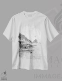 تیشرت سفید طرح دار روز ساحلی کاپری، عکاسی سیاه و سفید اثر هنریکه شنک | فروشگاه ایماژ