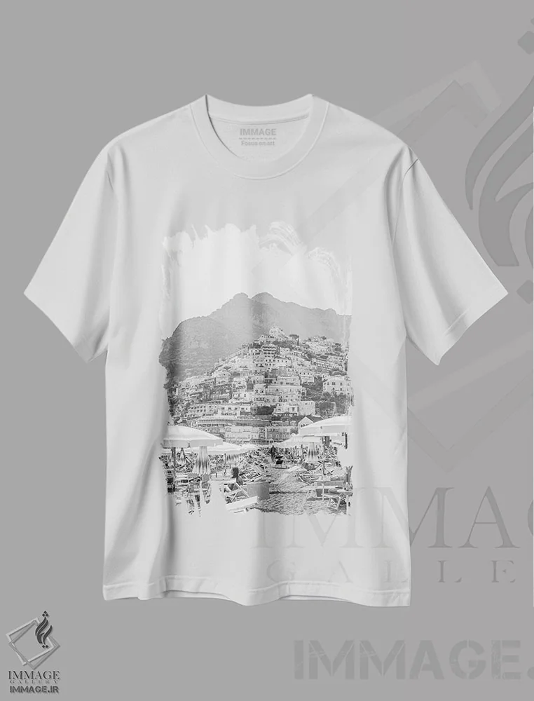 تیشرت سفید طرح دار روز ساحلی پوزیتانو، عکاسی سیاه و سفید اثر هنریکه شنک | immage.ir