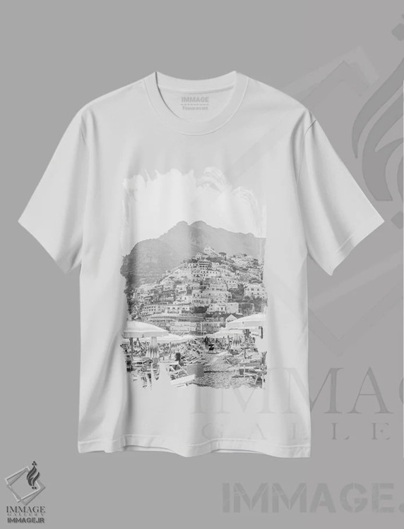 تیشرت سفید طرح دار روز ساحلی پوزیتانو، عکاسی سیاه و سفید اثر هنریکه شنک | immage.ir