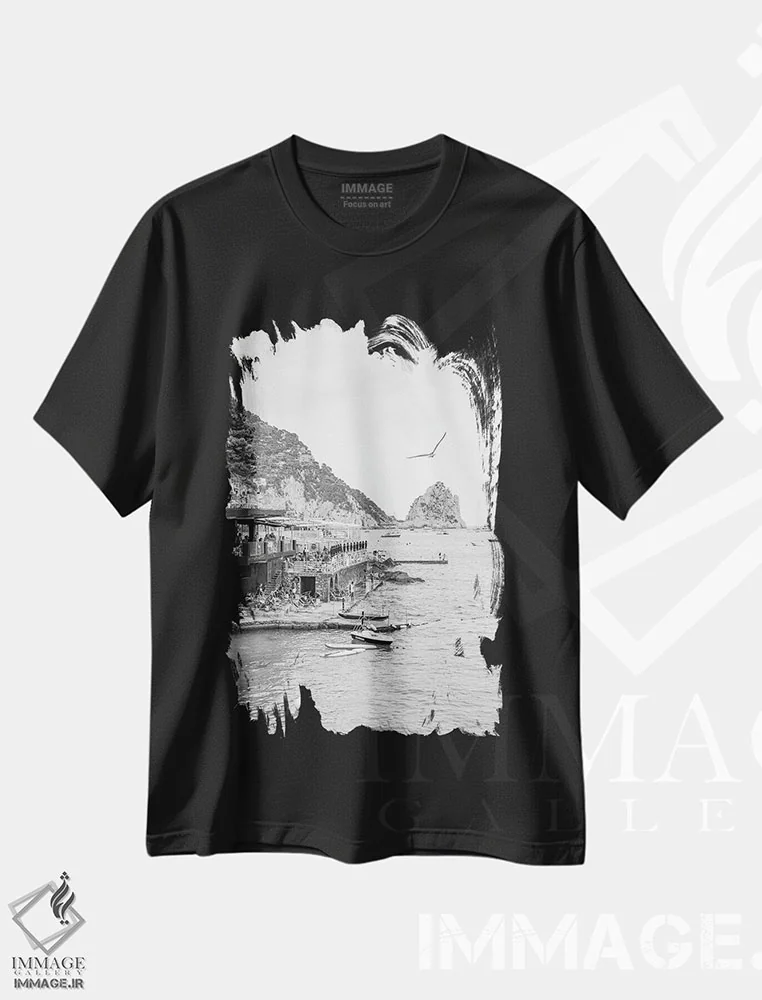 تیشرت مشکی طرح دار روز ساحلی کاپری، عکاسی سیاه و سفید اثر هنریکه شنک | immage.ir