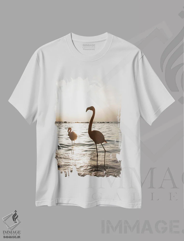 تیشرت سفید طرح دار فلامینگوها در غروب، تزئینی اثر هنریکه شنک | immage.ir