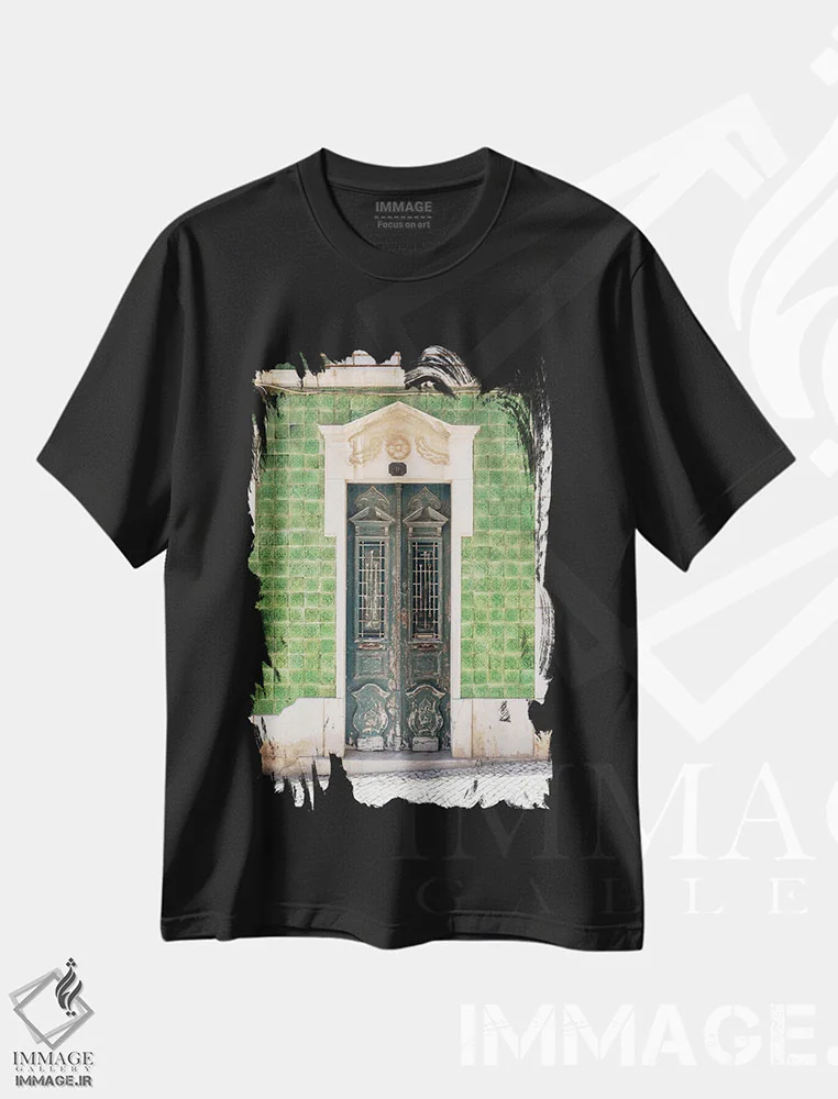 تیشرت مشکی طرح دار درب سبز در لاگوس، مدیوم اثر هنریکه شنک | immage.ir