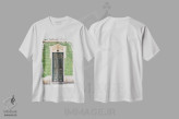 تیشرت سفید طرح دار درب سبز در لاگوس، مدیوم اثر هنریکه شنک | فروشگاه ایماژ