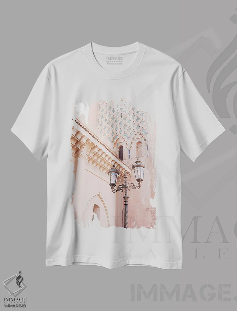 تیشرت سفید طرح دار معماری صورتی در مراکش، مدیوم اثر هنریکه شنک | فروشگاه ایماژ