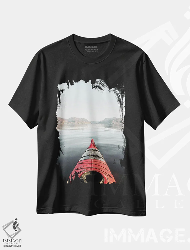 تیشرت مشکی طرح دار قایق قرمز در نروژ، مدیوم اثر هنریکه شنک | فروشگاه ایماژ
