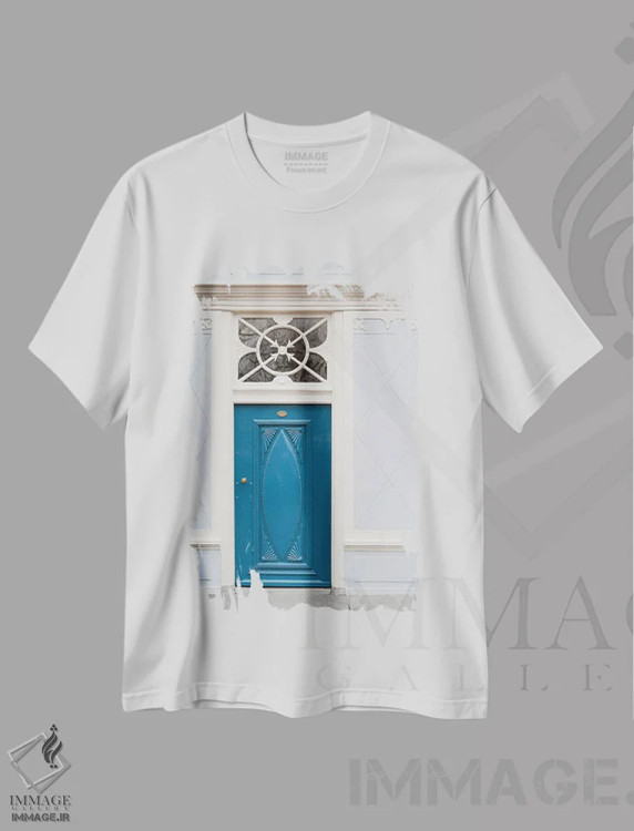 تیشرت سفید طرح دار درب آبی در هلند، مدیوم اثر هنریکه شنک | فروشگاه ایماژ