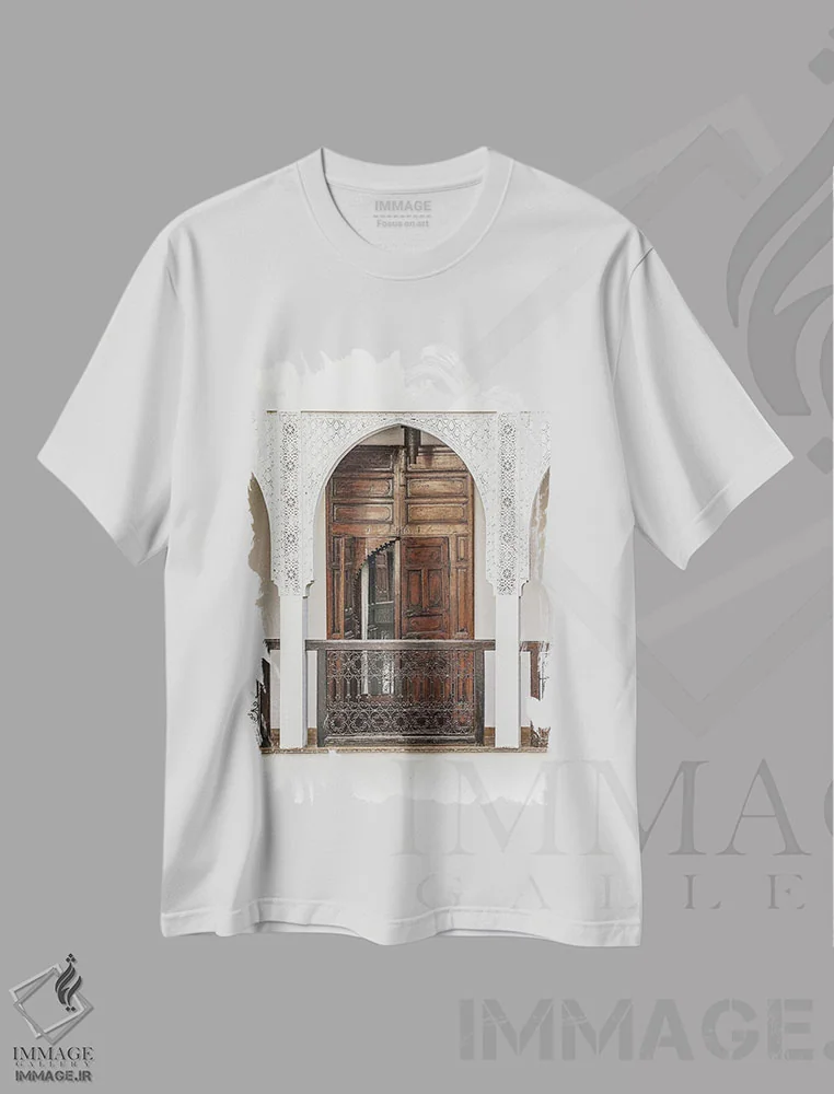 تیشرت سفید طرح دار درب چوبی قدیمی در مراکش، تزئینی اثر هنریکه شنک | فروشگاه ایماژ