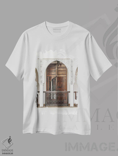 تیشرت سفید طرح دار درب چوبی قدیمی در مراکش، تزئینی اثر هنریکه شنک | فروشگاه ایماژ