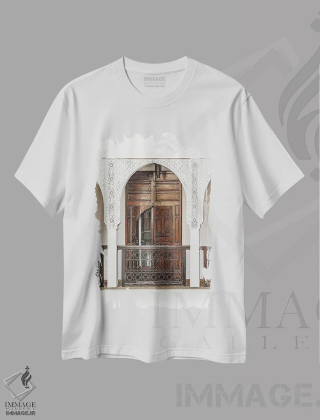 تیشرت سفید طرح دار درب چوبی قدیمی در مراکش، تزئینی اثر هنریکه شنک | فروشگاه ایماژ