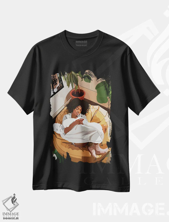 تیشرت مشکی طرح دار استراحت در اتاق خواب، هنر آمریکایی آفریقایی تبار اثر آرت پِی سی ئی | فروشگاه ایماژ