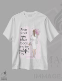 تیشرت سفید طرح دار چیزی که امروز داری را دوست داشته باش، هنر دیجیتال اثر هدر استیلافسن | فروشگاه ایماژ