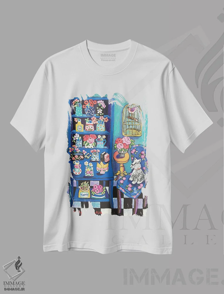 تیشرت سفید طرح دار نشسته در کنار گل ها، تزئینی اثر هالی وُجاهن | فروشگاه ایماژ