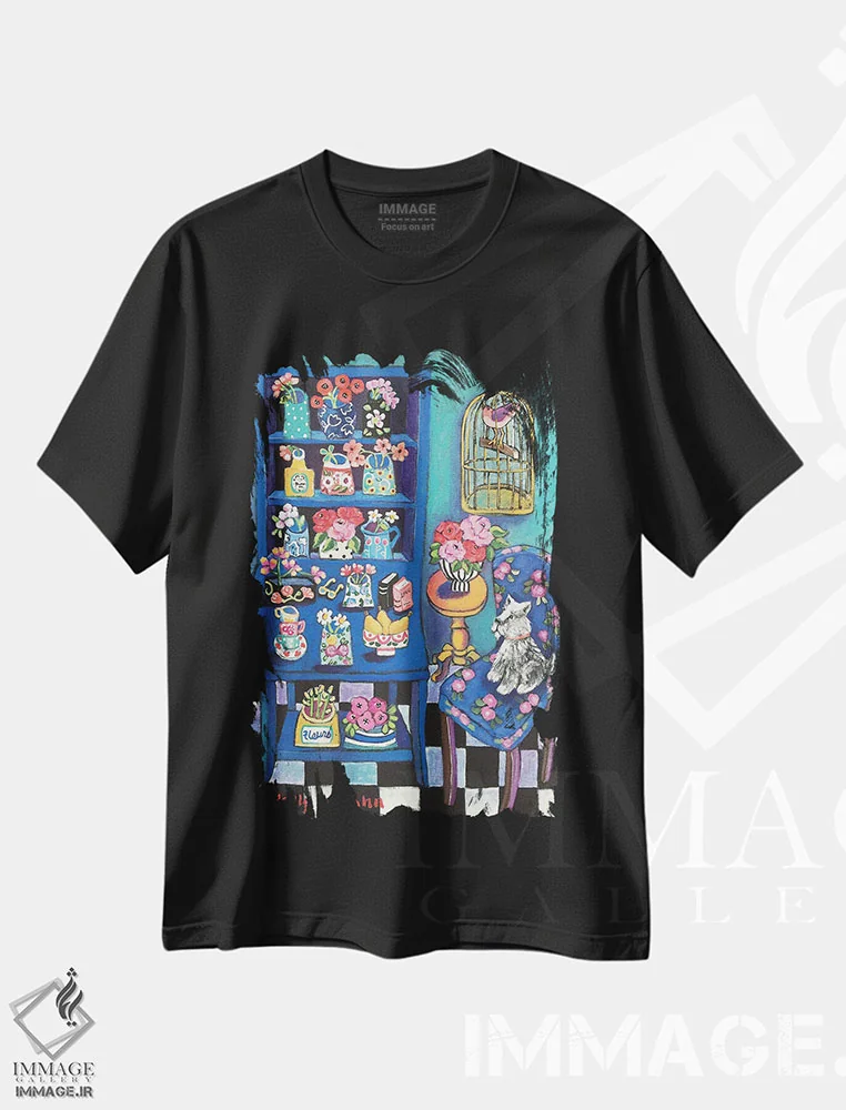 تیشرت مشکی طرح دار نشسته در کنار گل ها، تزئینی اثر هالی وُجاهن | immage.ir