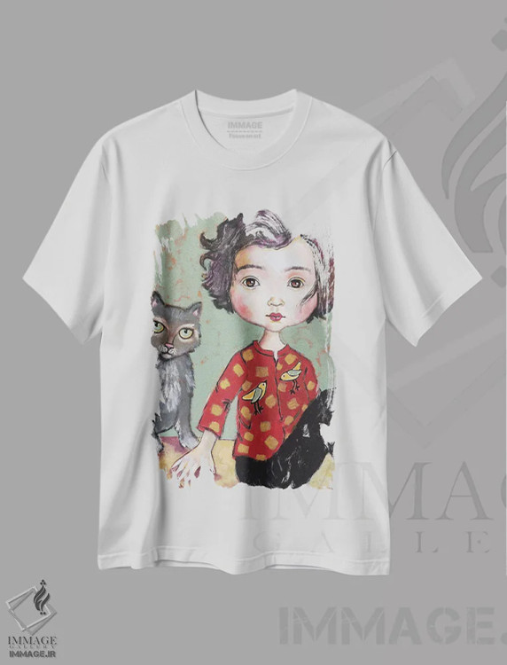 تیشرت سفید طرح دار دختر با گربه، هنر فاخر معاصر اثر هالی وُجاهن | فروشگاه ایماژ