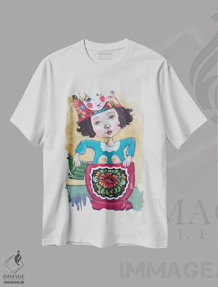 تیشرت سفید طرح دار کمی ادبیات روسی، هنر فاخر معاصر اثر هالی وُجاهن | immage.ir
