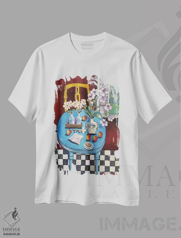 تیشرت سفید طرح دار میز آبی، هنر فاخر معاصر اثر هالی وُجاهن | immage.ir