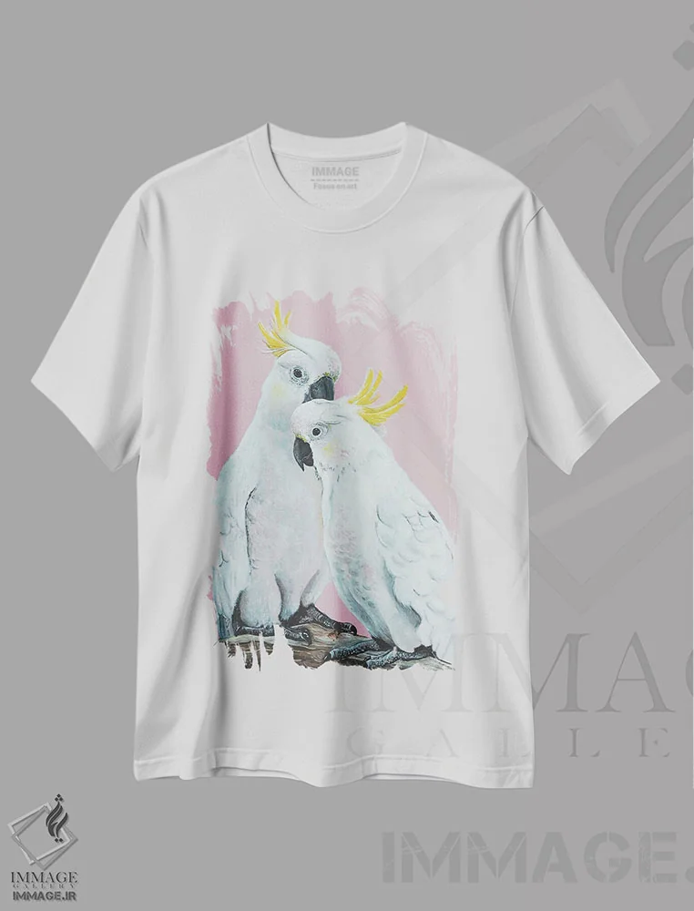 تیشرت سفید طرح دار کاکاتوهای سفید گوگردی، هنر فاخر معاصر اثر هیلی موریس | immage.ir