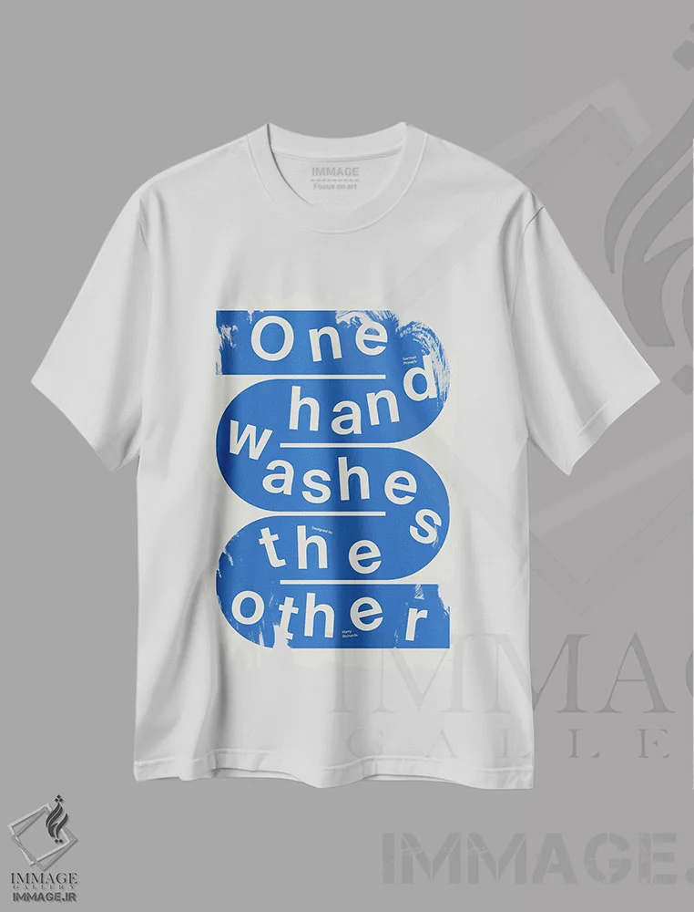 تیشرت سفید طرح دار یک دست، دست دیگر را می شوید، تزئینی اثر هری ریچاردز | فروشگاه ایماژ