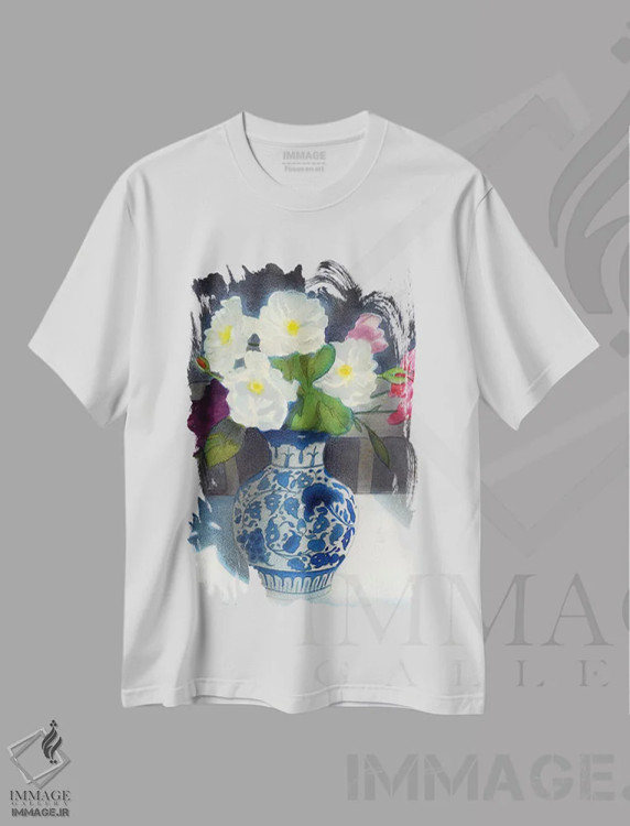 تیشرت سفید طرح دار گل های رز در گلدانی آبی و سفید ۲، هنر فاخر معاصر اثر ایان بک | immage.ir