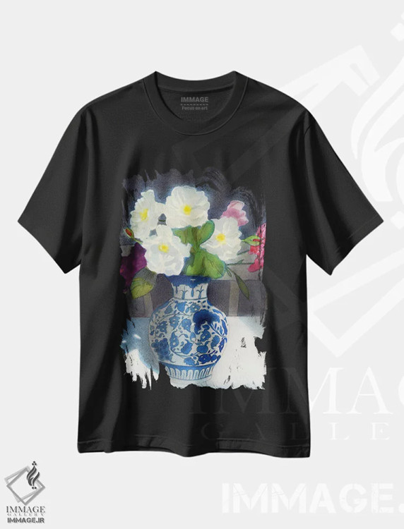 تیشرت مشکی طرح دار گل های رز در گلدانی آبی و سفید ۲، هنر فاخر معاصر اثر ایان بک | فروشگاه ایماژ