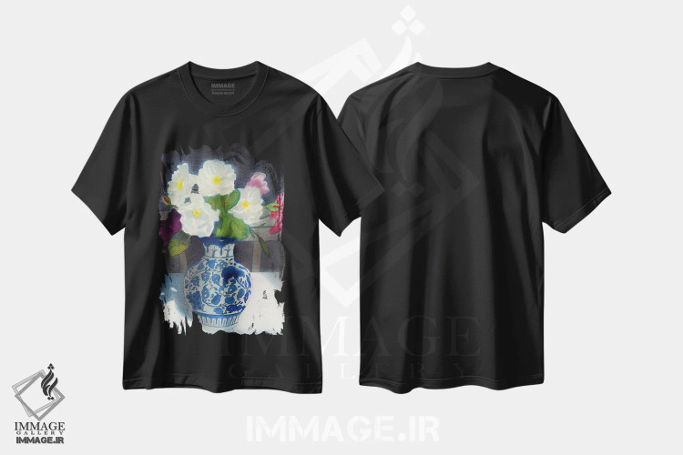 تیشرت مشکی طرح دار گل های رز در گلدانی آبی و سفید ۲، هنر فاخر معاصر اثر ایان بک | فروشگاه ایماژ
