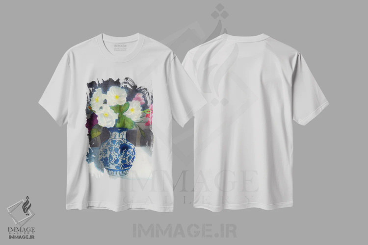 تیشرت سفید طرح دار گل های رز در گلدانی آبی و سفید ۲، هنر فاخر معاصر اثر ایان بک | immage.ir