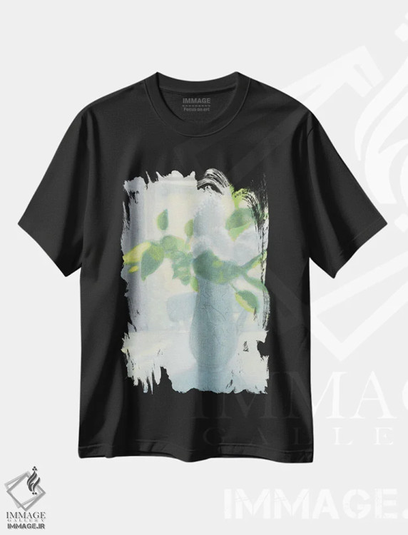 تیشرت مشکی طرح دار یاس سفید مقابل نور ۲۰۲۳، هنر فاخر معاصر اثر ایان بک | فروشگاه ایماژ