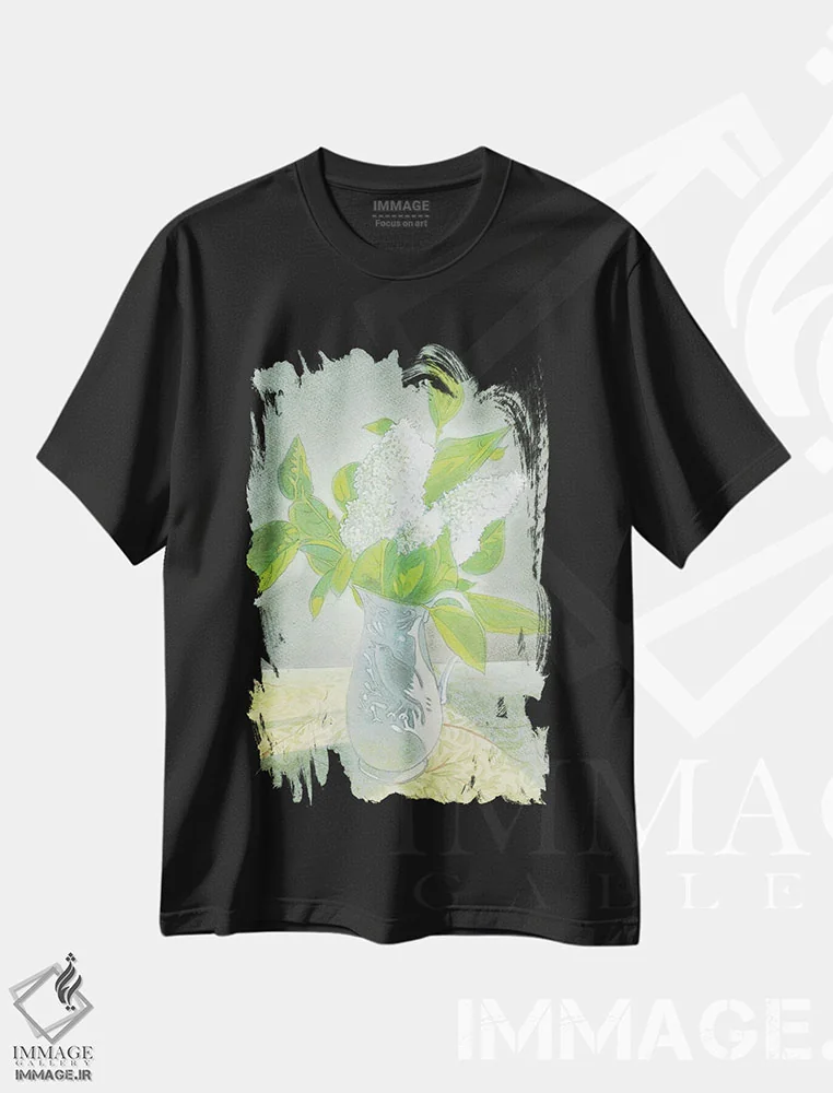 تیشرت مشکی طرح دار یاس سفید در کوزه سفید، هنر فاخر معاصر اثر ایان بک | immage.ir