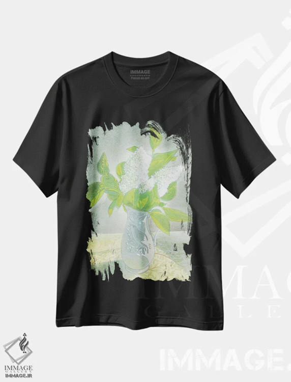 تیشرت مشکی طرح دار یاس سفید در کوزه سفید، هنر فاخر معاصر اثر ایان بک | immage.ir
