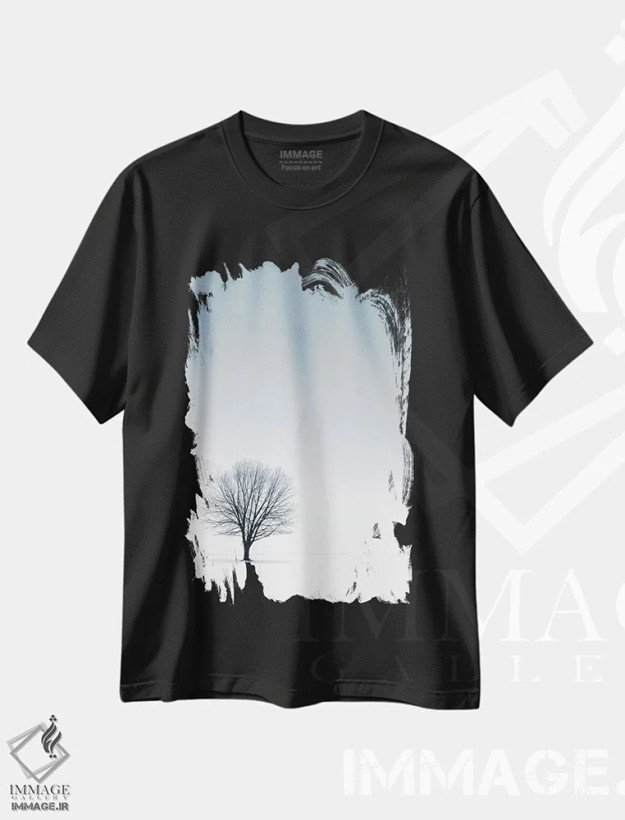 تیشرت مشکی طرح دار درخت در منظره زمستانی، دکور تعطیلات اثر فوتوآی ان سی استودیو | فروشگاه ایماژ