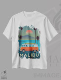 تیشرت سفید طرح دار مالیبو، تایپوگرافی اثر ایدیااستورم استودیوز | immage.ir