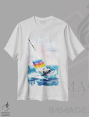 تیشرت سفید طرح دار تنها با دریا، دکور ساحلی اثر مارینا ایگناتووا | فروشگاه ایماژ